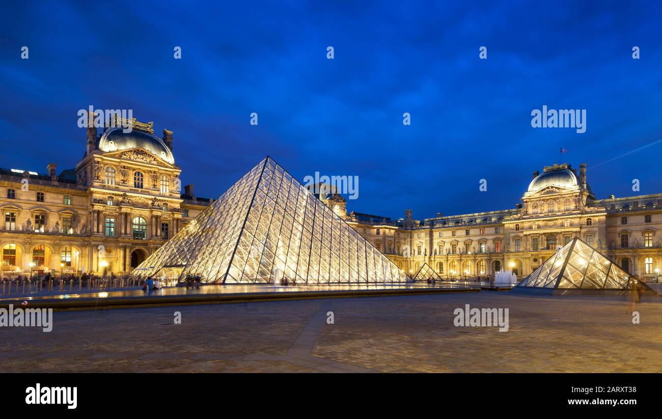 Paris - 25. SEPTEMBER: Louvre in der Nacht zum 25. september 2013 in Paris. Der Louvre ist eines der größten Museen der Welt und eines der bedeutendsten Museen der Welt Stockfoto