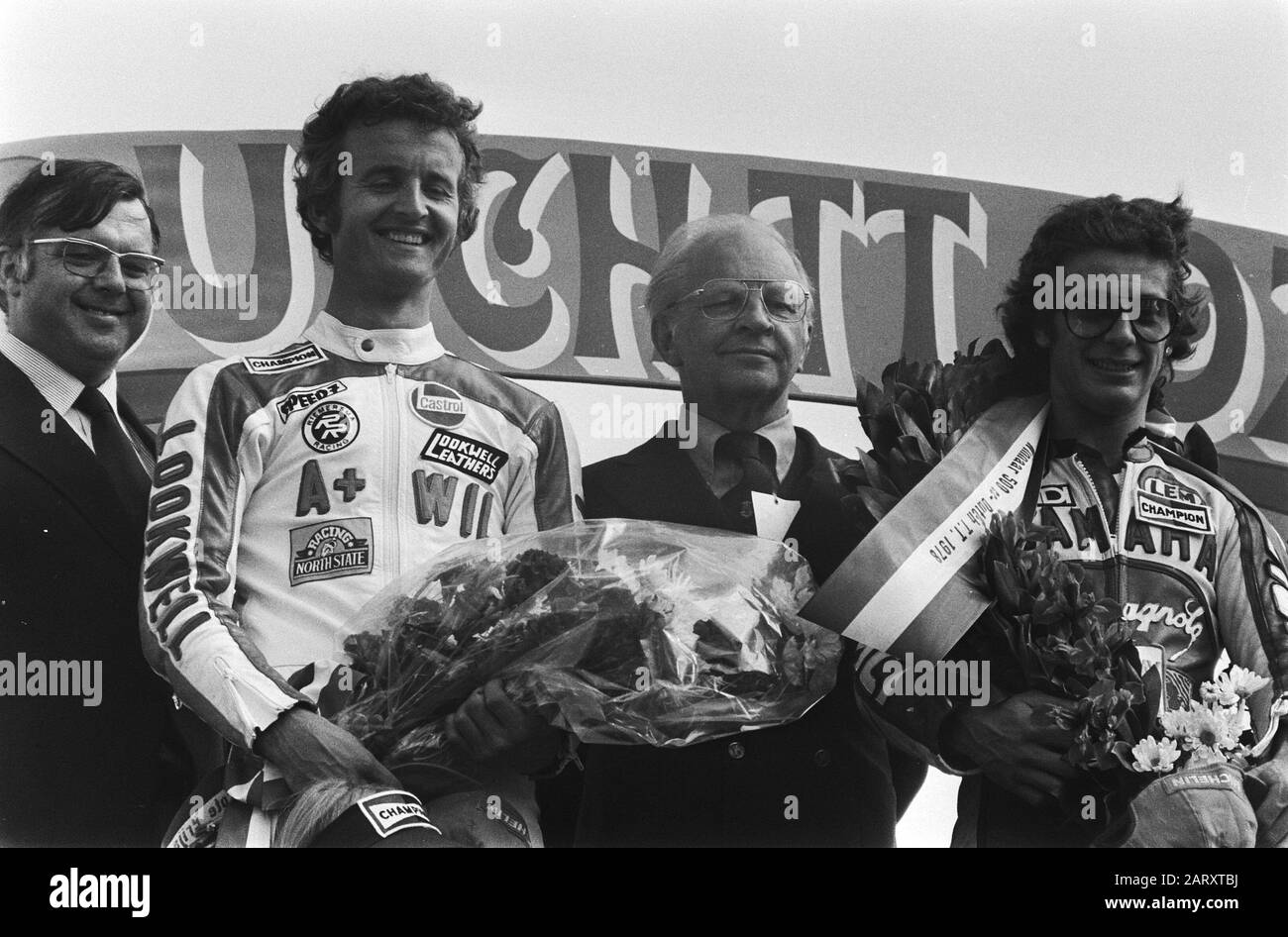 TT Assen 1978 TT Assen; Ehrung Wil Hartog (l., bester Holländer auf Platz 5) und Johnny Cecotto (Gewinner) Datum: 24. Juni 1978 Ort: Axis Keywords: Auszeichnungen, Motorräder, Motorsport-Personenname: Cecotto, Johnny, Hartog, Wil Stockfoto