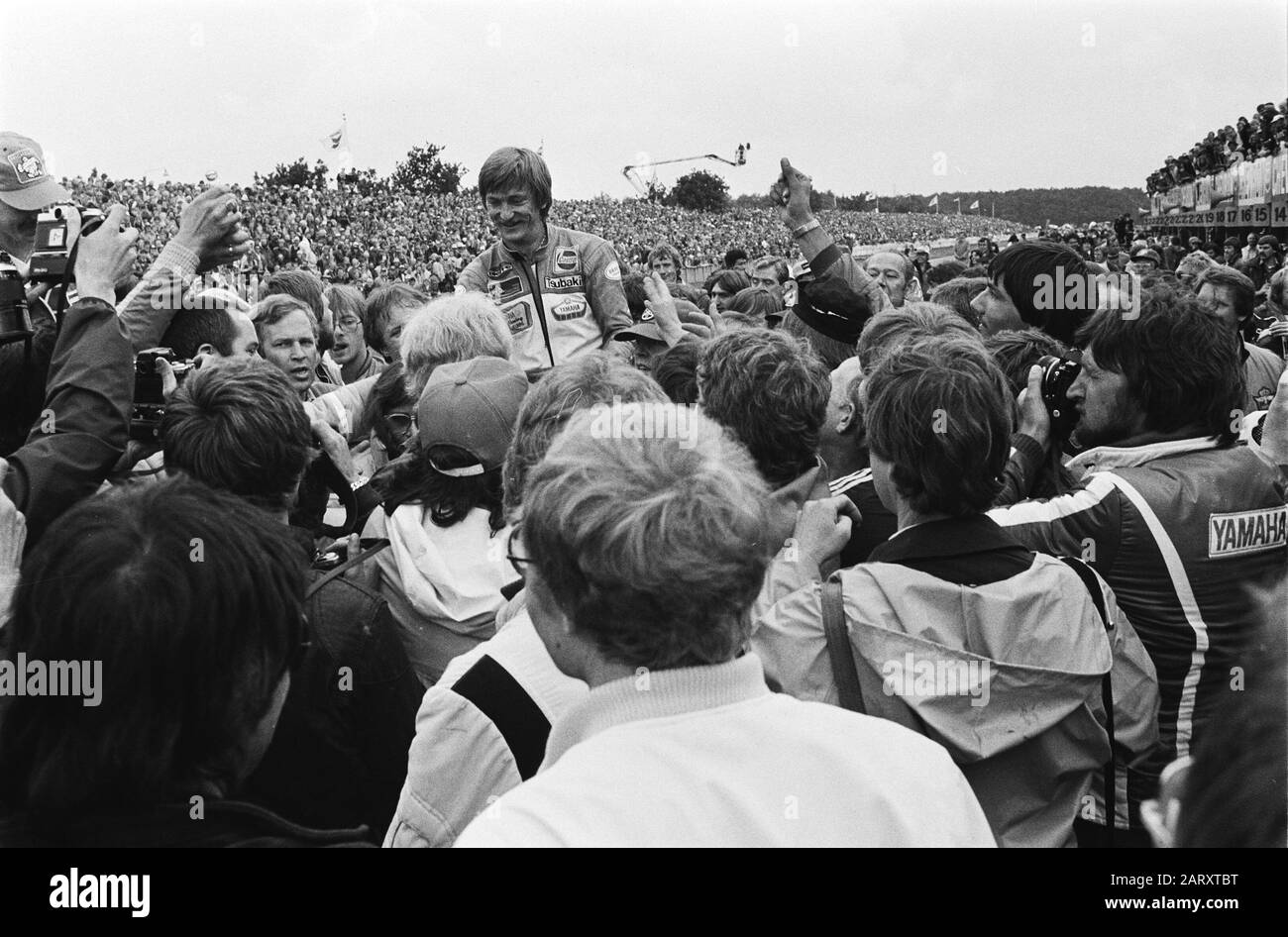 TT Assen 1980 TT Assen; Jack Middelburg (Sieger 500 CC) auf den Schultern Datum: 28. Juni 1980 Ort: Axis Keywords: Motorradfahrer, Motorradrennen, Name der Sportperson: Middelburg, Jack Stockfoto