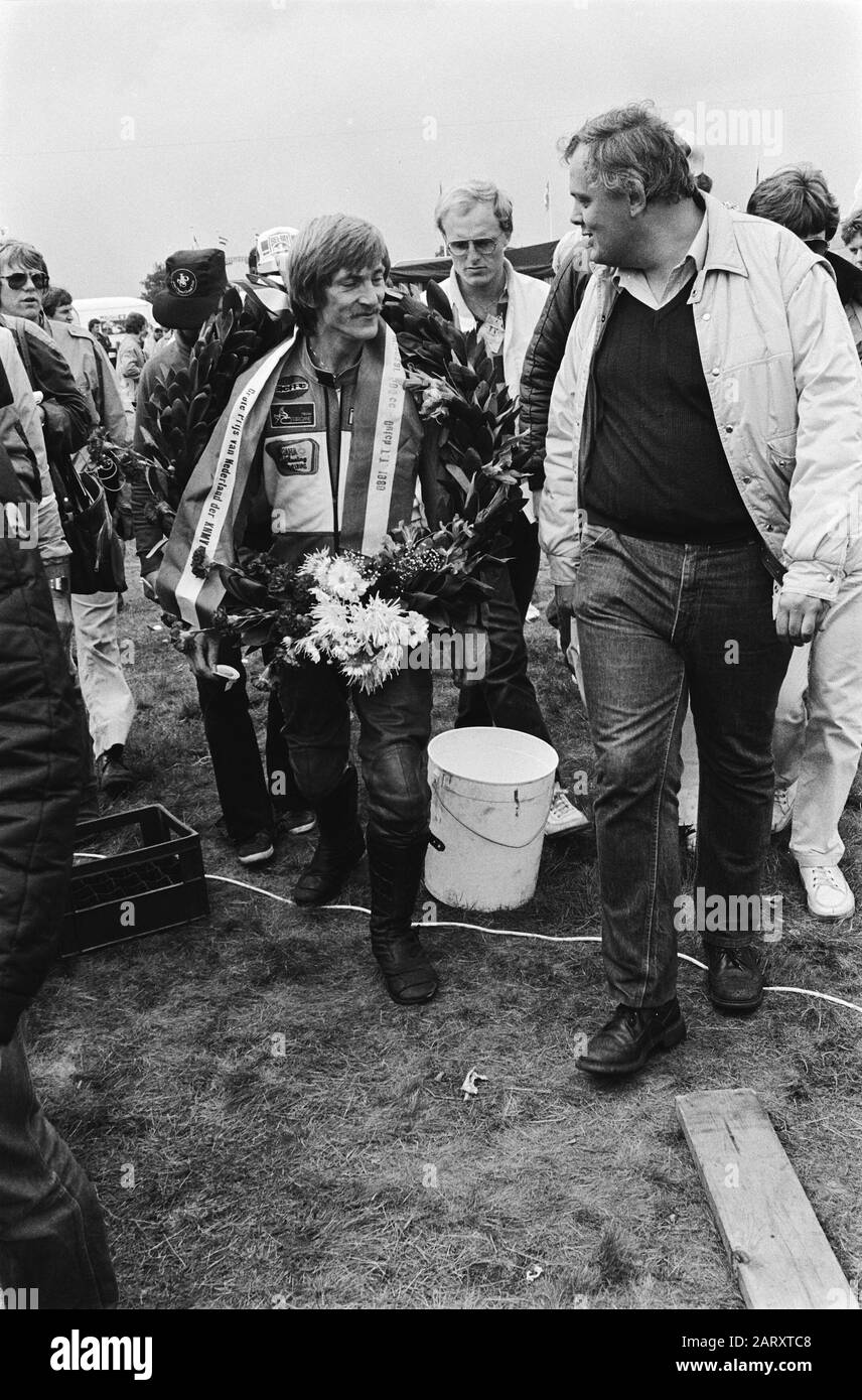 TT Assen 1980 TT Assen; Jack Middelburg (Sieger 500cc) in seinem Kranz Datum: 28. Juni 1980 Ort: Axis Keywords: Motorradfahrer, Motorradrennen, Sport Personenname: Middelburg, Jack Stockfoto