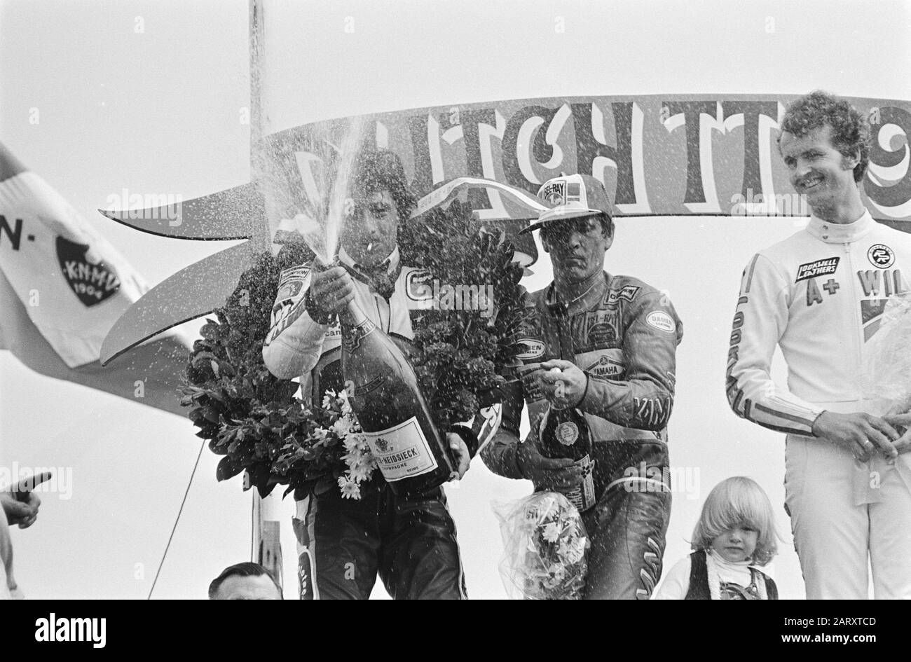 TT Assen 1981 TT Assen; Marco Lucchinelli (Sieger 500cc) sprüht mir Champagner, neben ihm Boet van Dulmen (2.) und Wil Hartog Datum: 27. Juni 1981 Ort: Axis Keywords: Auszeichnungen, Motorradfahrer, Motorräder, Motorsports Personenname: Dulmen, Boet van, Hartog, Wil, Lucchinelli, Marco Stockfoto