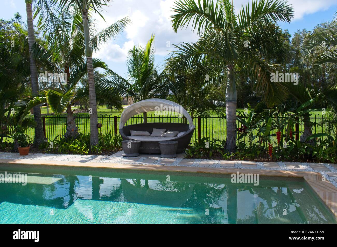Tropischer Hinterhof mit Schwimmbad in Queensland Australien Stockfoto