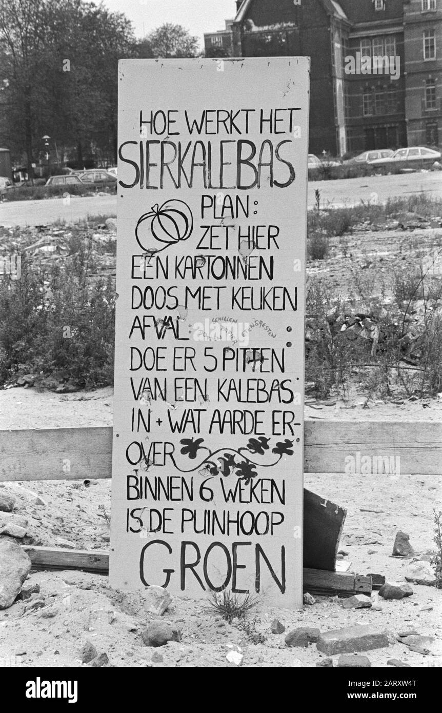 Gartentipp für ein Ziergehüft auf dem Waterlooplein: Wie funktioniert SIERKALEBAS - Plan: Legen Sie hier einen Karton mit Küchenabfällen, legen Sie 5 Körner eines Feindes ein + was Erde übrig ist - innerhalb von 6 Wochen ist das Chaos GRÜN Datum: 20. august 1979 Ort: Amsterdam, Noord-Holland Schlüsselwörter: Plakate, Gärten Stockfoto