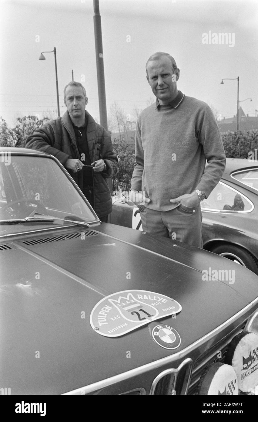 Tulpenralley 1969 begann in Rotterdam bei Ferry van der Geest und Right Rob Slotemaker auf ihrem BMW 2002 TI Datum: 28. april 1969 Standort: Rotterdam, Zuid-Holland Schlagwörter: Rallys persönlicher Name: Ferry van der Geest, Schlosser, Rob Institution Name: Tulpenrallye Stockfoto