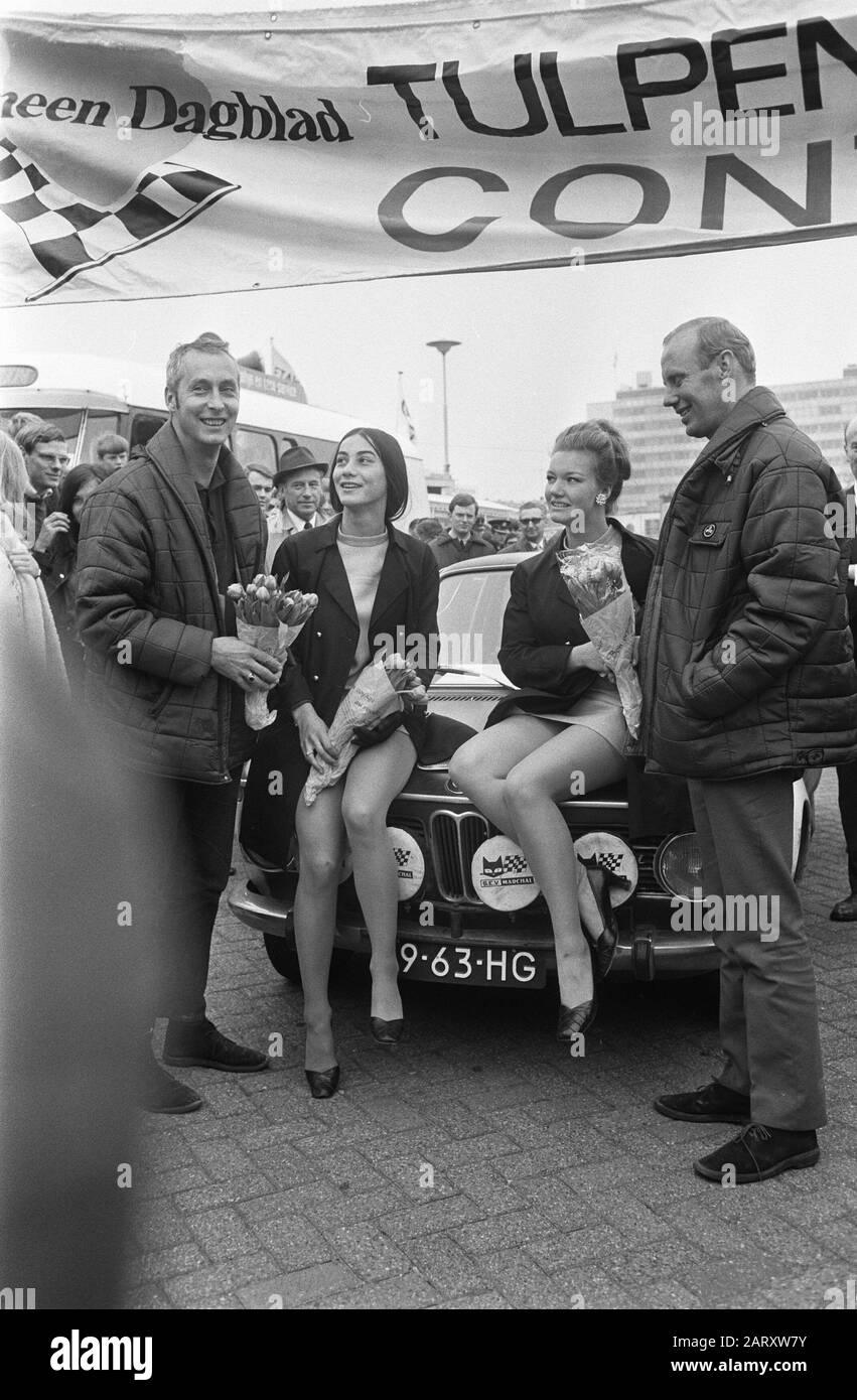 Tulpenralley Gilbert Stapelaere (links) und Andre Aerts auf dem Dach ihres Ford Escort Date: 1. Mai 1969 Schlüsselwörter: Teilnehmer, Rallys Personname: Andre Aerts, Gilbert Stapelaere Institution Name: Tulpenrallye Stockfoto