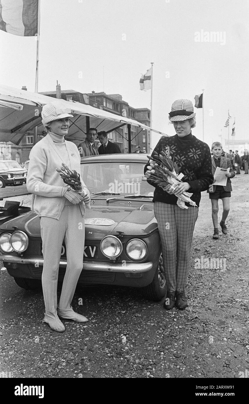 Tulpenrallye 1965 Tulpenrallye 1965, die englischen Damen Rosemary Smith und Valerie Domleo mit Hillman Impp Annotation: Sie gewannen das Rallye-Datum: 28. April 1965 Ort: Noordwijk, Zuid-Holland Schlüsselwörter: Autorally's, Motorsport, Sport Personal Name: Domleo, Valerie, Smith, Rosemary Institution Name: Tulpenrallye Stockfoto