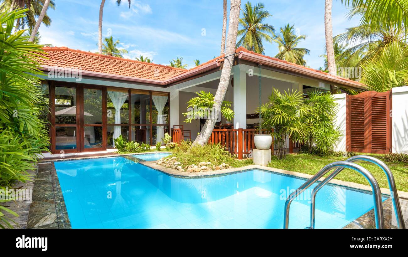 Sri Lanka - 4. November 2017: Panoramaaussicht auf ein tropisches Luxushotel mit Pool. Sonnige Villa zum Entspannen im idyllischen Garten. Schöner Swimmingpool mit Witz Stockfoto