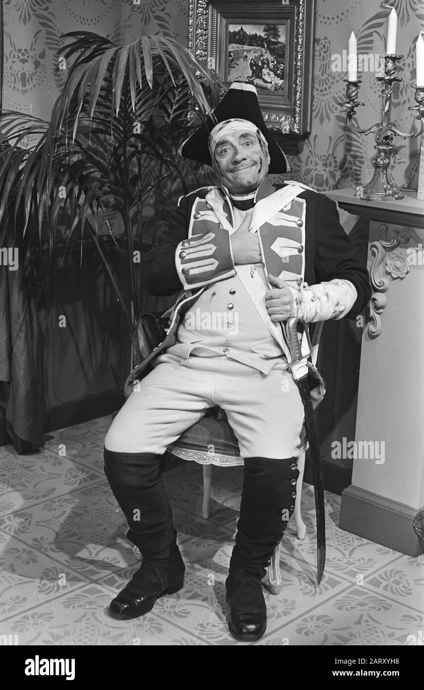 TV-Aufnahmen von Johnny und Rijk Show von KRO; Johnny als französischer Feldherr Datum: 8. Dezember 1970 Schlagwörter: TV-Aufnahmen persönlicher Name: Johnny und Rijk Show Stockfoto