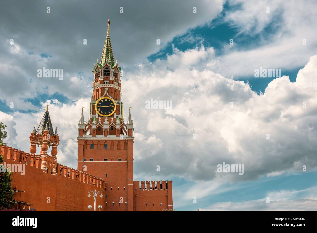 Der Moskauer Kreml mit dem Spasskaja-Turm auf dem Roten Platz, Russland. Der Moskauer Kreml ist die Residenz des russischen präsidenten und der wichtigste Touri Stockfoto