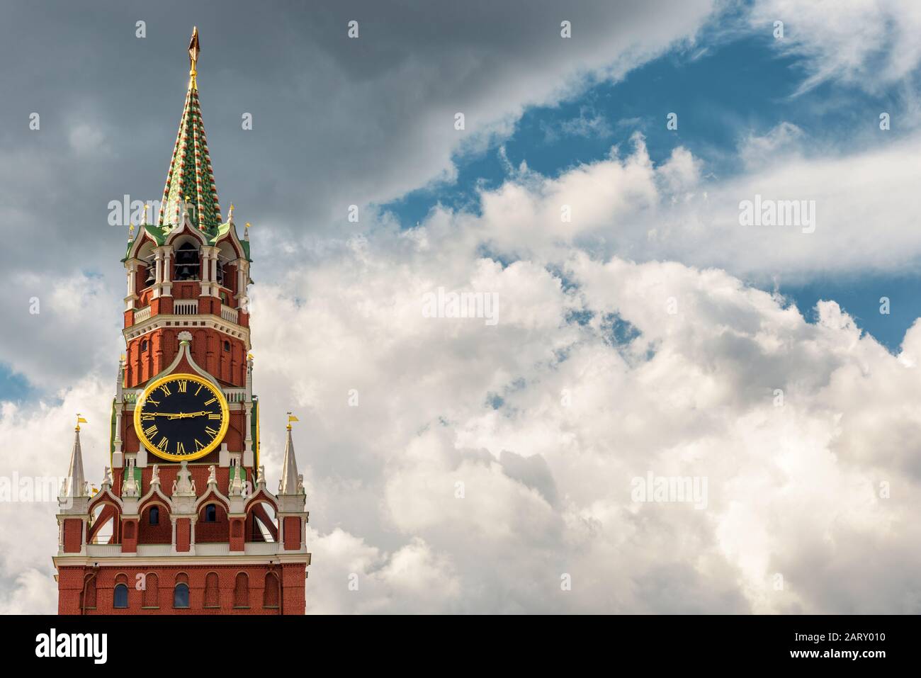 Der Spasskaja-Turm des Moskauer Kreml, Russland. Der Moskauer Kreml ist die Residenz des russischen präsidenten und die wichtigste Touristenattraktion Moskaus. Stockfoto