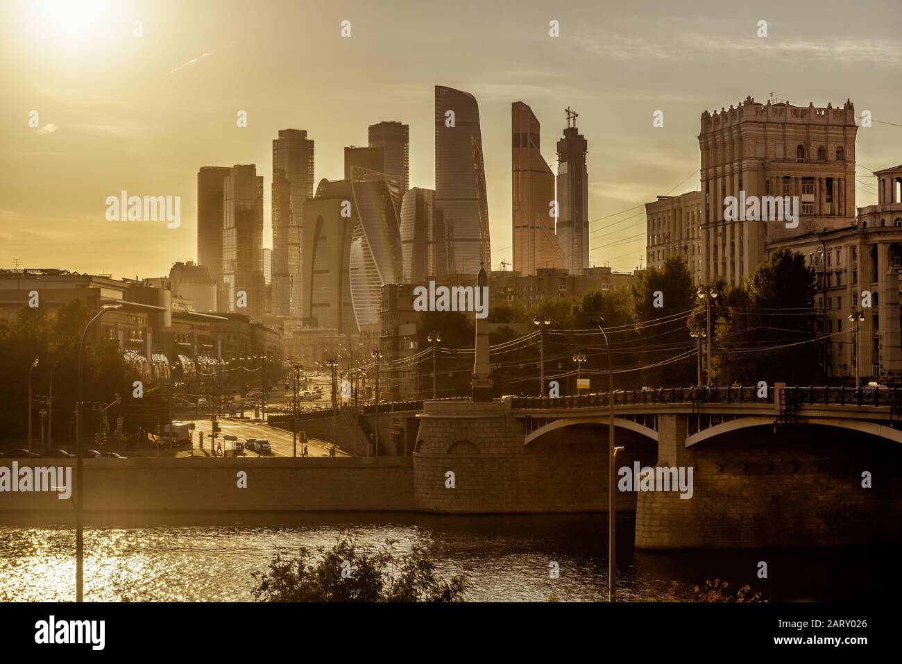 Sonniger Blick auf Moskau mit Wolkenkratzern von Moskau-Stadt, Russland. Panorama der modernen Hochhäuser und der alten Borodinsky-Brücke im Moskauer Zentrum im Summ Stockfoto