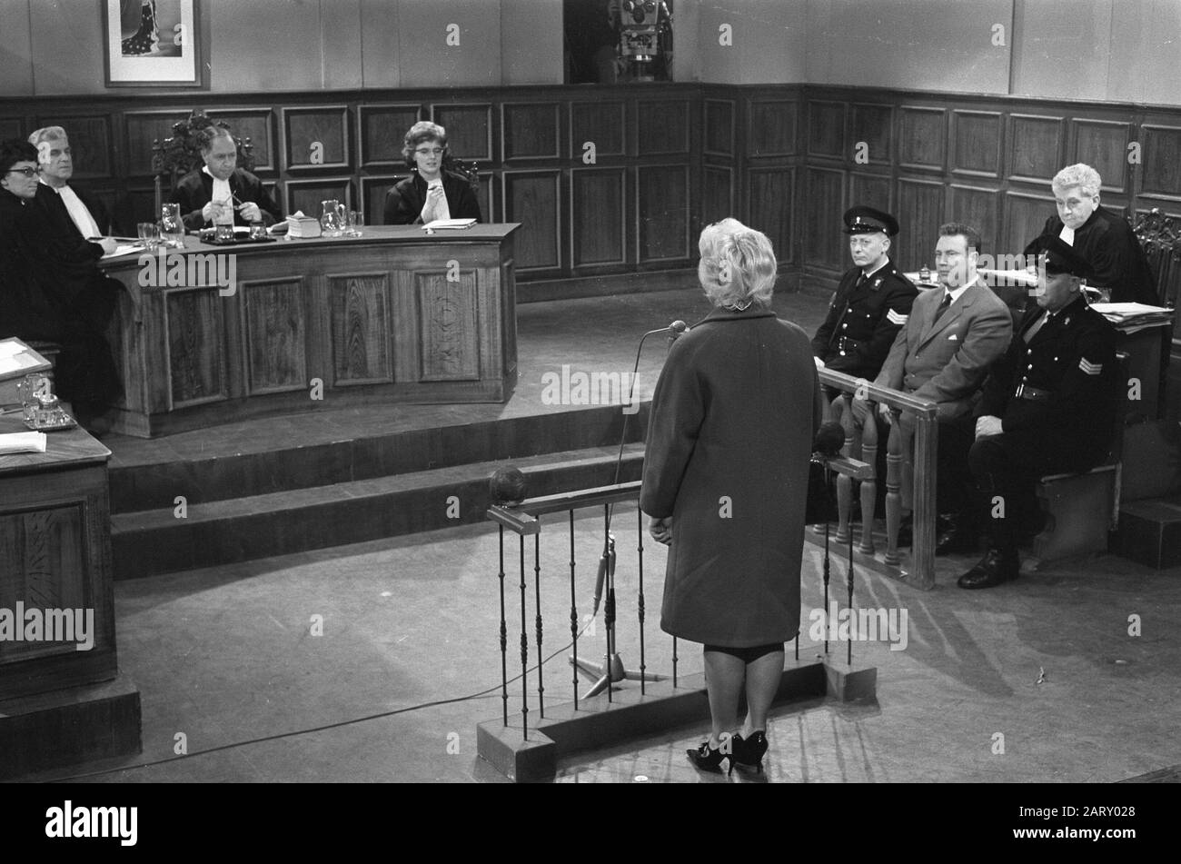 TV-Court de Case van Veen, für Witness Gate Dini Klaassen Huisstede, v.l.n.r. die Richter mr. Roels PROF. Belinfante, mej. MR. Van Dijk, Arie van Veen Datum: 18. februar 1963 Stichwörter: Richter, Gerichte Personenname: Arie van Veen Stockfoto