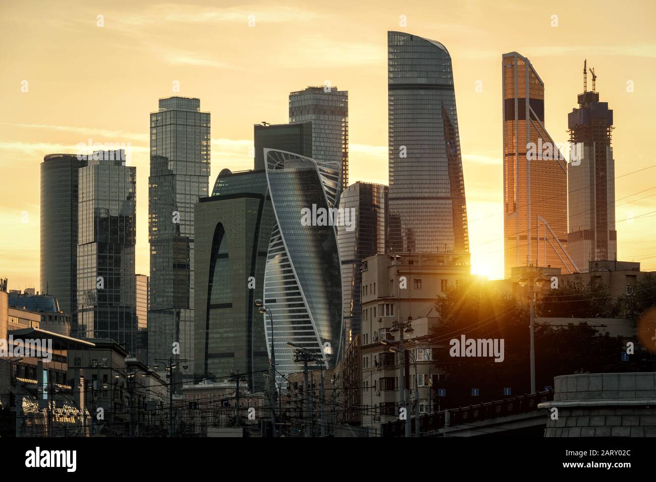 Moscow-City bei Sonnenuntergang, Russland. Sonniger Blick auf Moskau am Sommerabend. Panorama der modernen Wolkenkratzer in der Moskauer Innenstadt. Wunderschönes Stadtbild von M. Stockfoto