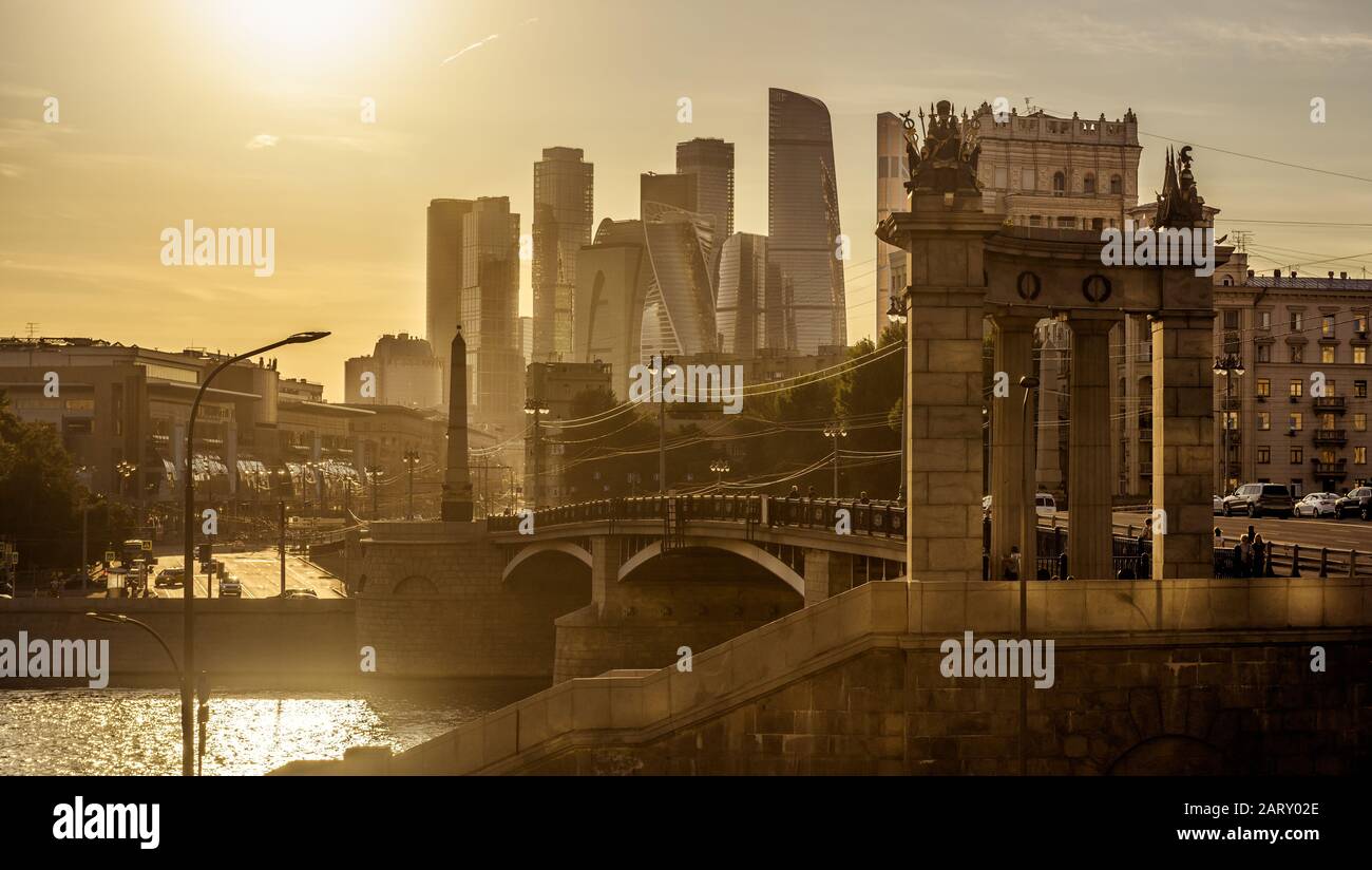 Panorama von Moskau mit modernen Wolkenkratzern von Moskau-Stadt, Russland. Sonniger Blick auf die Borodinsky-Brücke über den Moskva-Fluss im Moskauer Zentrum im Sommer. B. Stockfoto