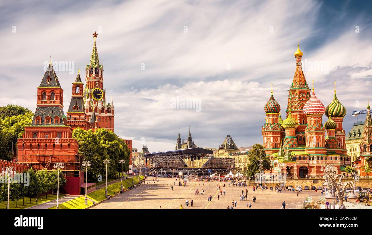 Kreml und die Kathedrale St. Basil auf dem Roten Platz in Moskau, Russland. Der Rote Platz ist die wichtigste Touristenattraktion Moskaus. Stockfoto