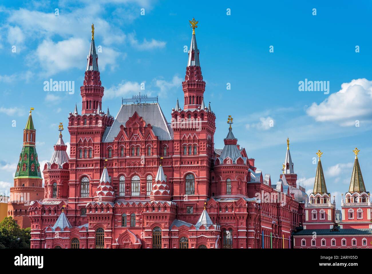 Das staatliche Historische Museum auf dem Roten Platz in Moskau, Russland. Der Rote Platz ist die wichtigste Touristenattraktion Moskaus. Stockfoto