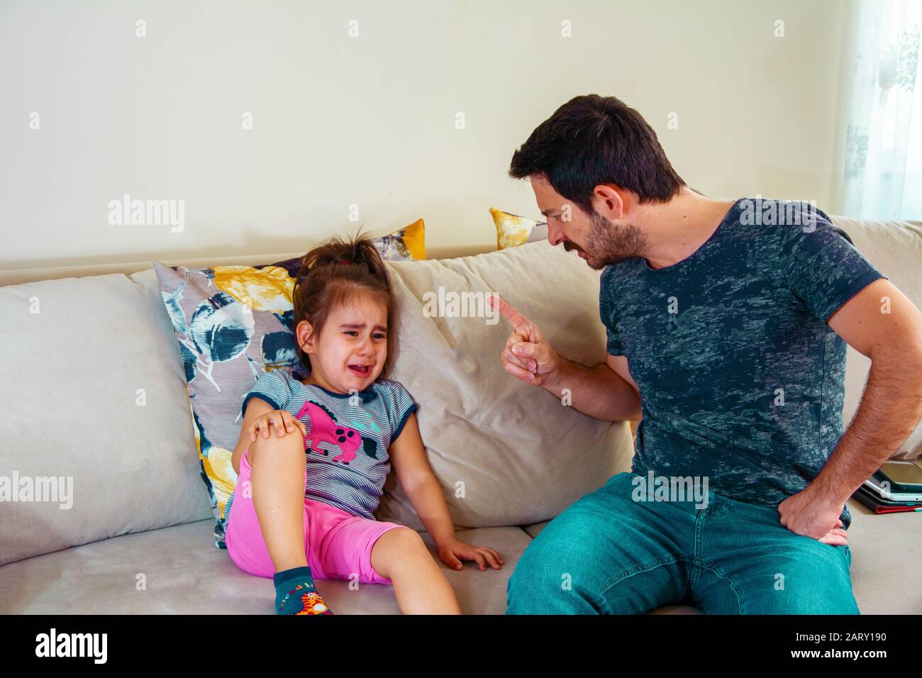 Vater bedroht seine Tochter Stockfoto