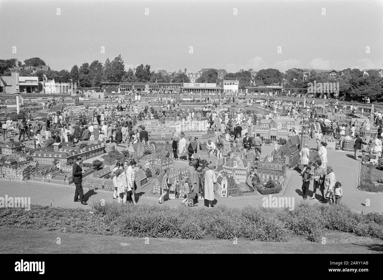 Zwei Eskimos in Madurodam im Zusammenhang mit der Ausstellung Eskimokunst Datum: 30. Juni 1971 Schlagwörter: Ausstellungen persönlicher Name: Eskimos Institutionenname: Madurodam Stockfoto