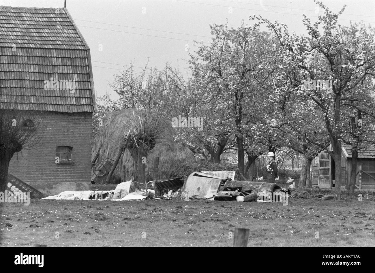 Zwei dänische Kämpfer über Betuwe Datum: 17. April 1961 Ort: Betuwe Schlüsselwörter: Kollisionen, Jets Stockfoto