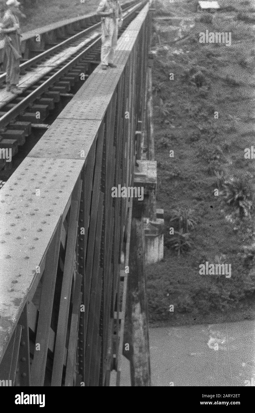 1. Eskadron-Kämpfer [KNIL] Zwei Soldaten, die auf einer Eisenbahnbrücke stehen Datum: 26. Oktober 1947 Ort: Indonesien, Niederländische Ostindien Stockfoto