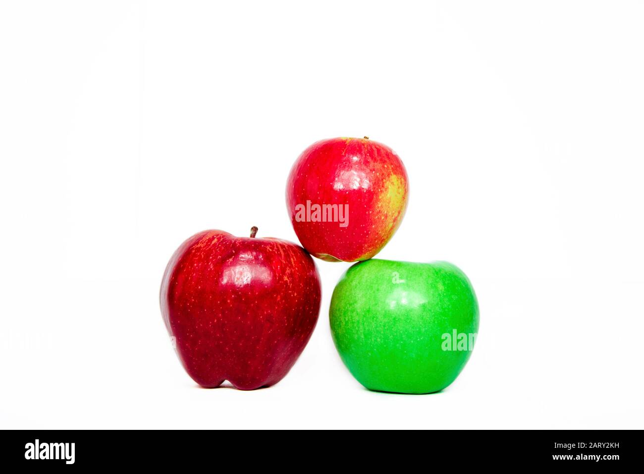 Solidarität zwischen Äpfeln, drei Äpfel isoliert auf weißem Hintergrund Stockfoto