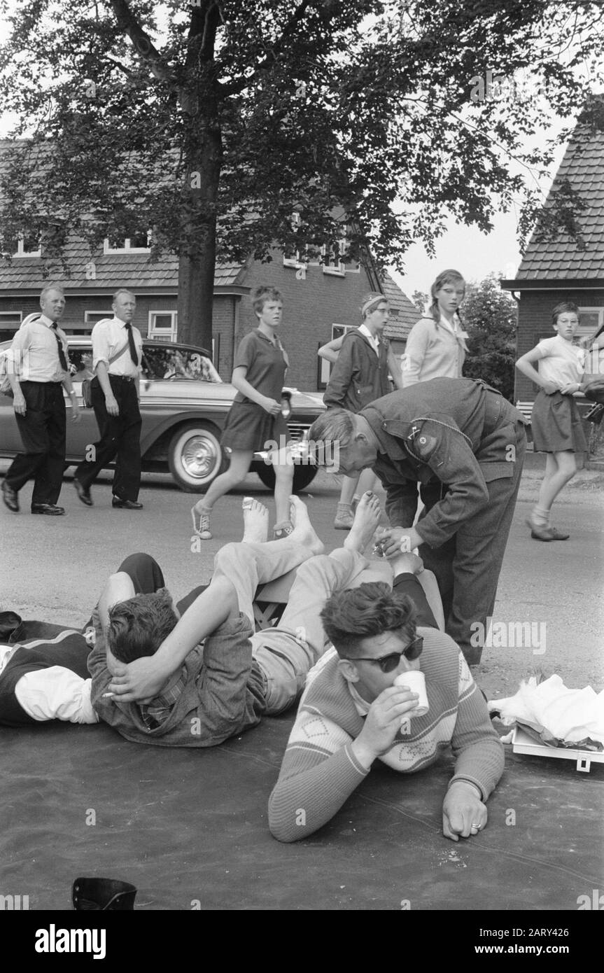 Zweiter Tag der Vier Tage. Pflege der Blasen Datum: 26. Juli 1961 Schlagwörter: Wandern Stockfoto