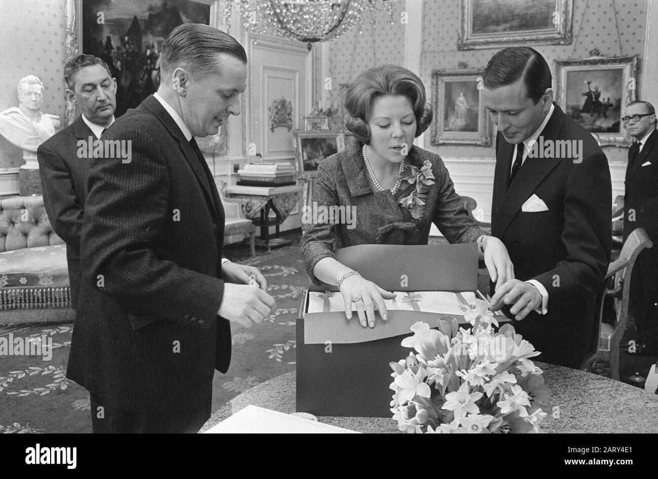 Zweiter Geschenktag für Prinzessin Beatrix und Claus im Palast Soestdijk, Herren Van Disselen und Jansens Datum: 1. März 1966 Schlüsselwörter: Geschenke, Prinzessinnen persönlicher Name: Beatrix, Prinzessin, Claus, Prinz, Jansens Stockfoto