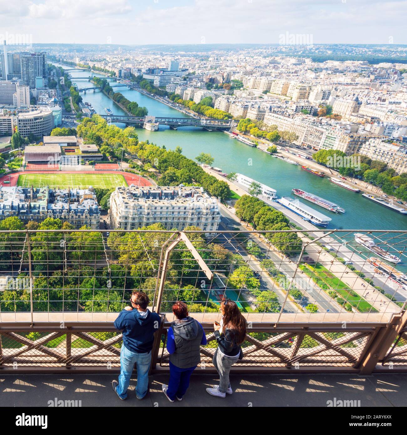 Paris - 20. SEPTEMBER 2013: Touristen befinden sich auf der Aussichtsplattform des Eiffelturms in Paris. Der Eiffelturm ist eine der wichtigsten Touristenattraktionen Stockfoto