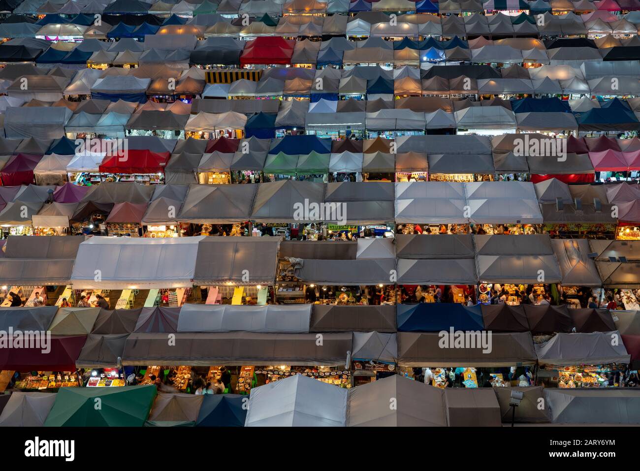 Nachtblick auf den Train Night Market Ratchada. Train Night Market Ratchada, auch bekannt als Talad Nud Rod Fai, ist ein Flohmarkt in Bangkok. Stockfoto