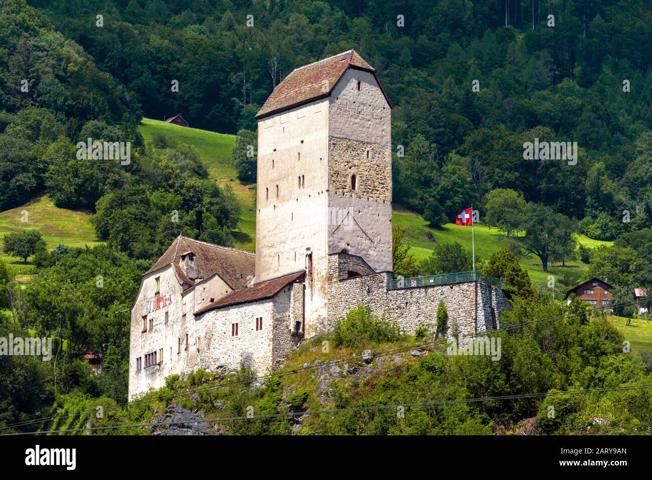 Schloss Sargans in Bergen, Schweiz. Sie ist ein Wahrzeichen des Kanton St. Gallen. Malerische Aussicht auf die alte Burg auf dem Hintergrund des Alpenwaldes. Landschaft von m Stockfoto