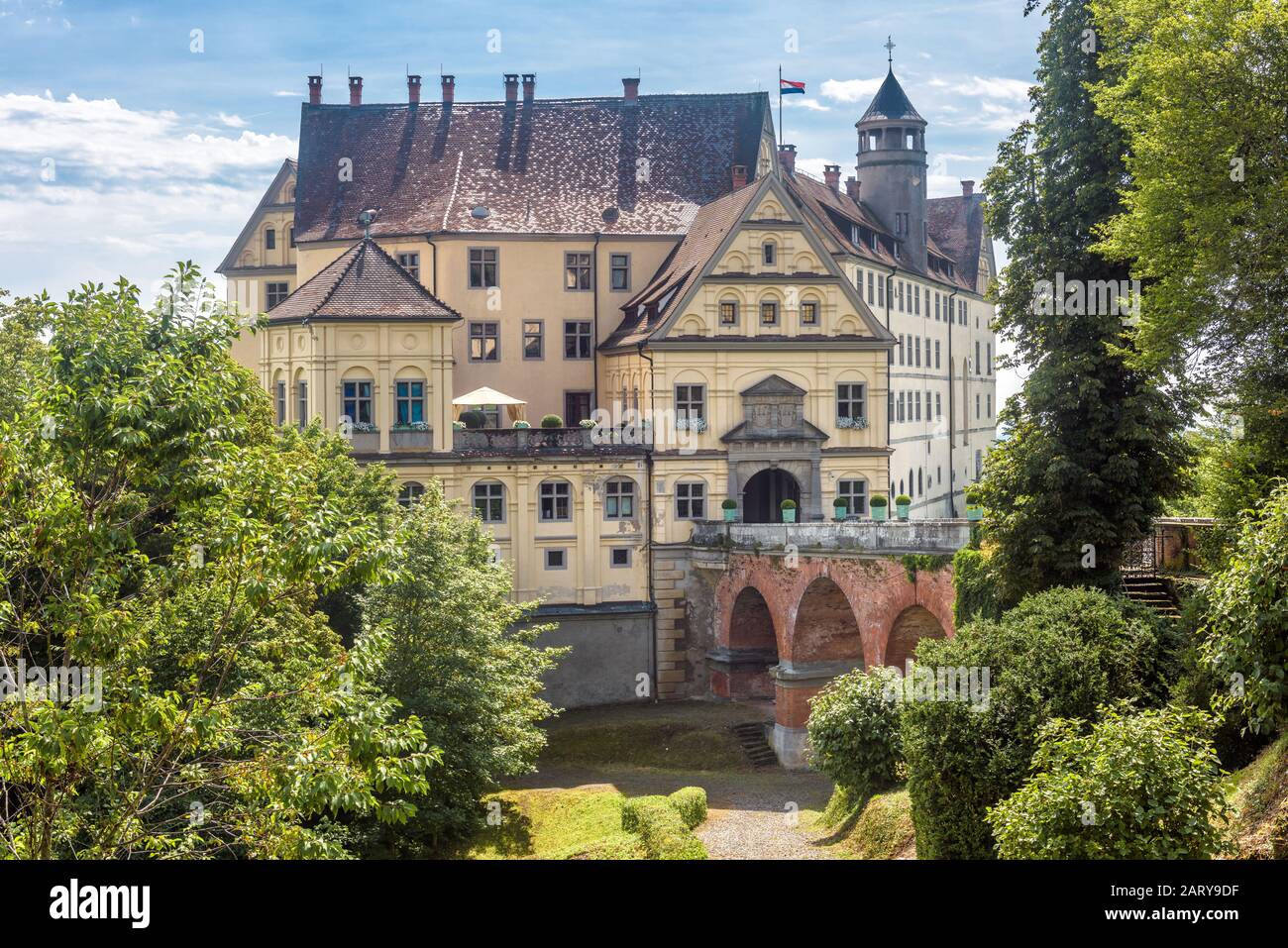 Schloss Heiligenberg im Linzgau. Dieses Renaissance-Schloss ist ein Wahrzeichen von Baden-Württemberg. Blick auf das alte Schloss im Garten. Szenerie von Stockfoto