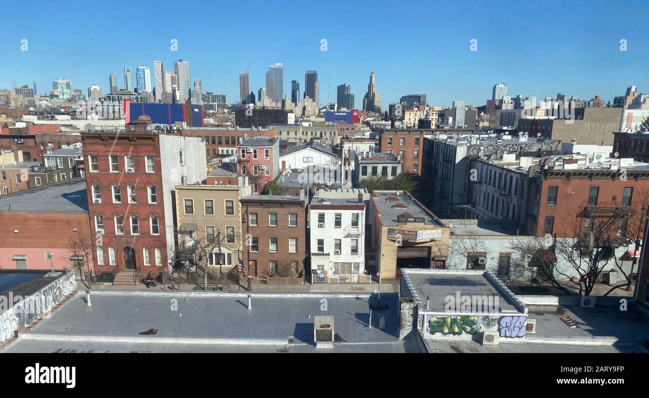 Blick über das Stadtbild von Brooklyn mit dem alten Brooklyn im Vorland und dem neuen Vertikel Brooklyn im Hintergrund, der den jüngsten Boom in der Stadt widerspiegelt. Stockfoto