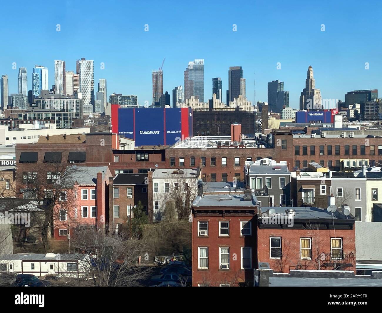 Blick über das Stadtbild von Brooklyn mit dem alten Brooklyn im Vordergrund und dem neuen vertikalen Brooklyn im Hintergrund, der den jüngsten Boom in der Stadt widerspiegelt. Stockfoto
