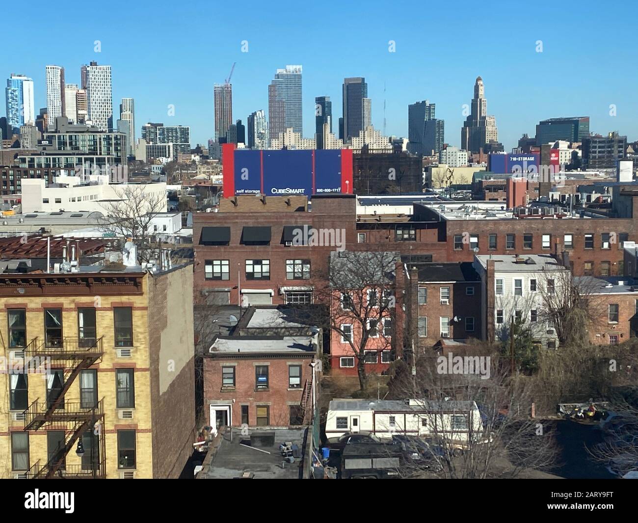 Blick über das Stadtbild von Brooklyn mit dem alten Brooklyn im Vordergrund und dem neuen vertikalen Brooklyn im Hintergrund, der den jüngsten Boom in der Stadt widerspiegelt. Stockfoto