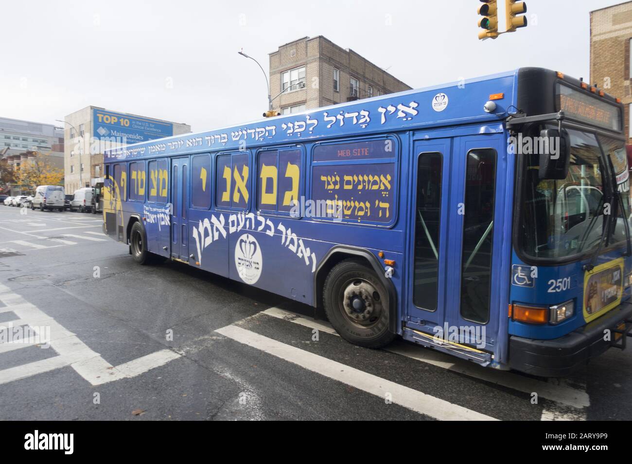 Privatbus mit hebräischer Schrift auf der Straße im Borough Park, einem orthodoxen jüdischen Viertel in Brooklyn, New York. Stockfoto