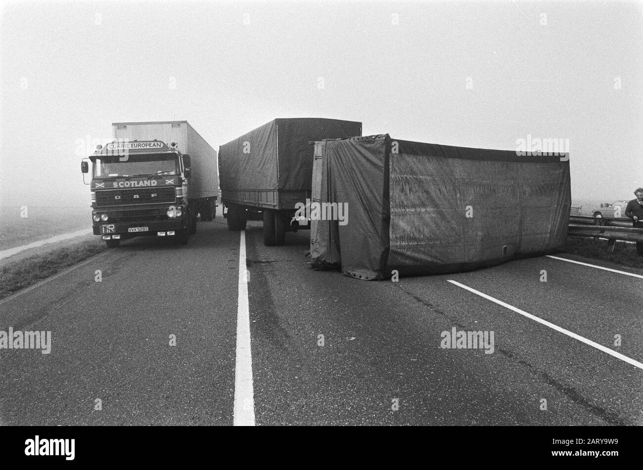 Unfallstraße Amsterdam/den Haag mit Nebellaufwagen auf der Seite nach Kollision mit dem Auto Datum: 26. September 1980 Standort: Amsterdam, den Haag Schlagwörter: Autobahnen, Nebel, Verkehrsunfälle, LKWs Stockfoto