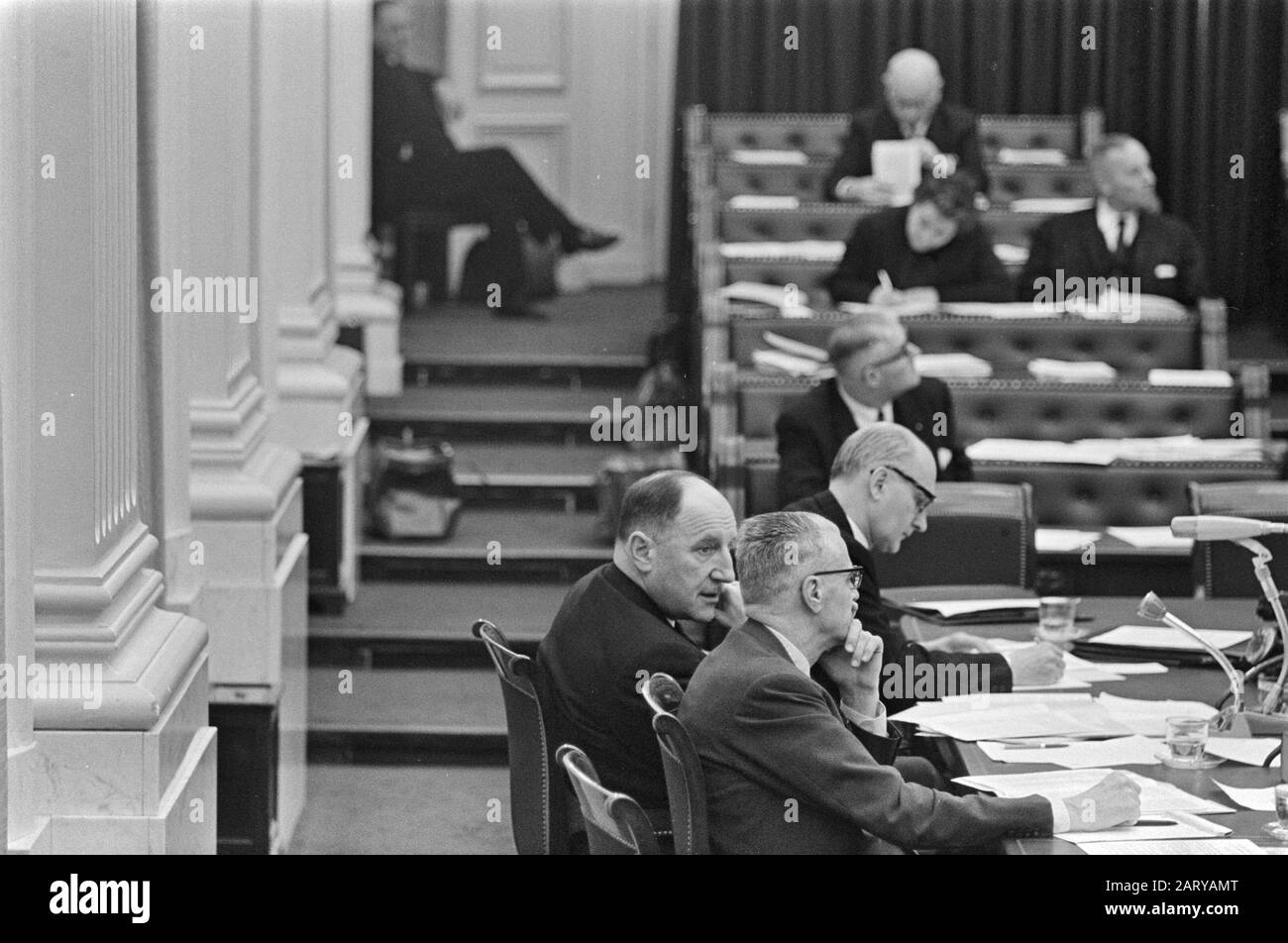 Zweite Kammer, Nummer 19, 20 und 21 Regierungstabelle, Nummer 18 Toxopeus Datum: 28. Dezember 1966 Schlüsselwörter: Regierungstabellen Stockfoto