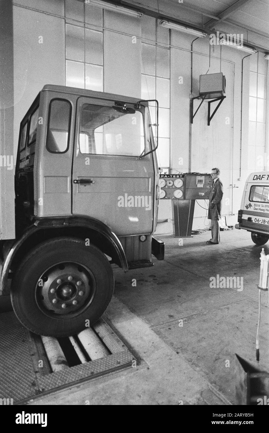 LKW bereit für obligatorische periodische Inspektion großer Nutzfahrzeuge am Verkehrssicherheitsdatum: 2. Februar 1981 Schlagwörter: Inspektionen, LKWs Stockfoto
