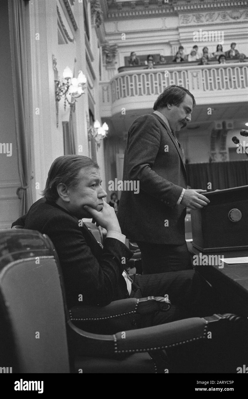 Haus, Fragestunde. Minister Van der Louw sprach vor Minister Van Dam Datum: 10. Dezember 1981 Schlüsselwörter: Fragen Stunden persönlicher Name: Dam, Marcel van, Louw, André van der Stockfoto