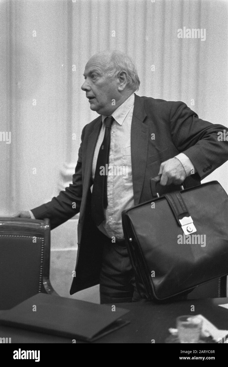 Haus, Fragestunde. Minister den Uyl im Saal mit BAG-Datum: 10. Dezember 1981 Stichwörter: Fragen Stunden persönlicher Name: Uyl, Joop den Stockfoto