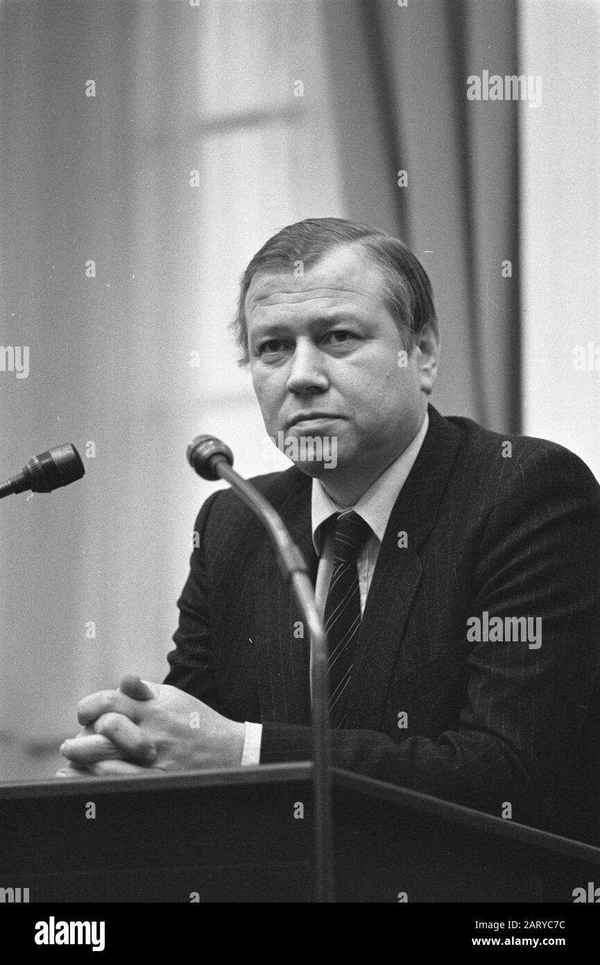 Haus, Fragestunde. Minister Van Dam zum Wort Datum: 10. Dezember 1981 Stichwörter: Fragestunde Personname: Dam, Marcel van Stockfoto