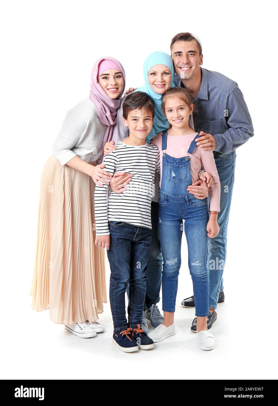 Porträt der muslimischen Familie auf weißem Hintergrund Stockfoto