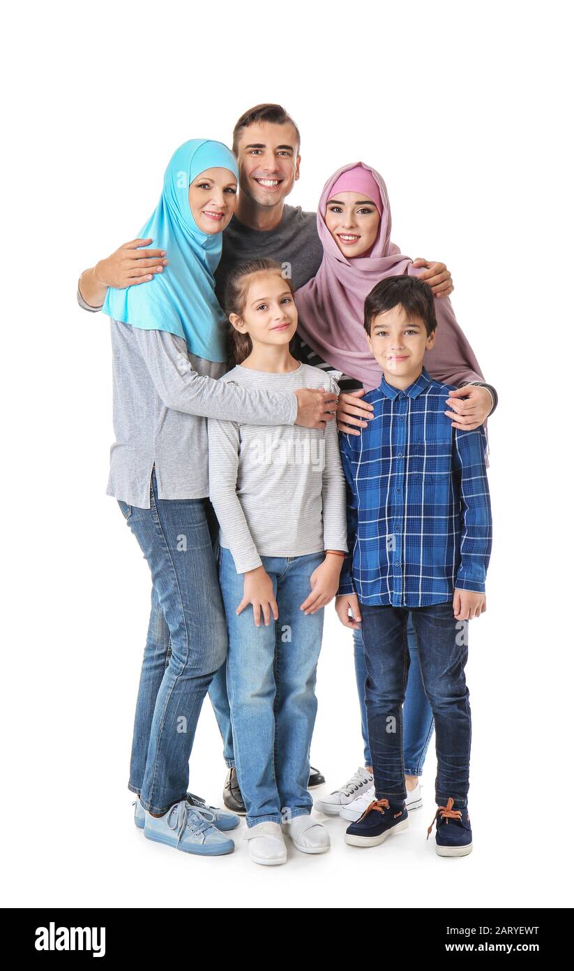 Porträt der muslimischen Familie auf weißem Hintergrund Stockfoto