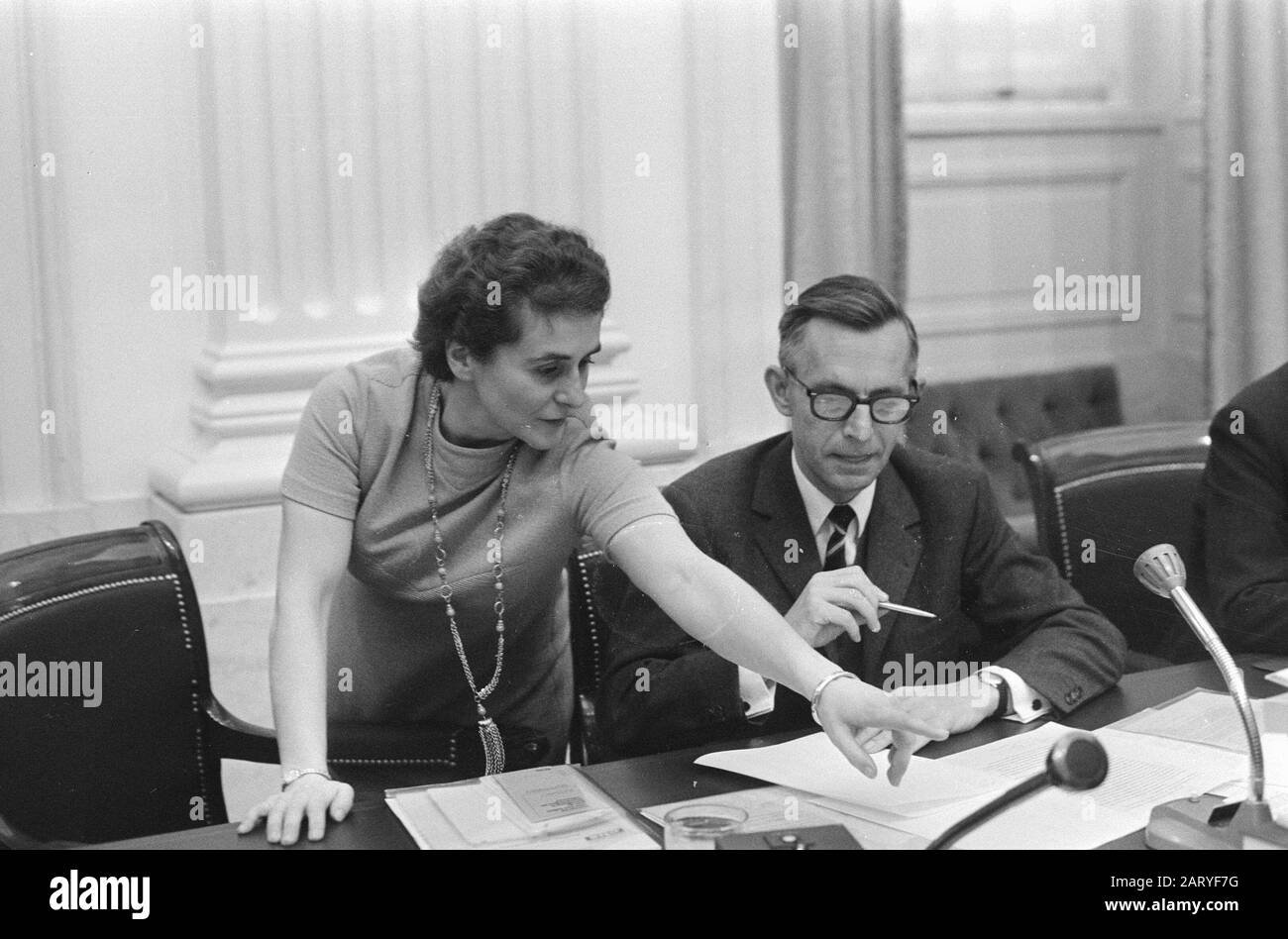 Zweite Kammer diskutiert über den bevorstehenden Census; (links) mej. Goudsmit, (rechts) Ministerin Nelissen Datum: 10. Februar 1971 Schlagwörter: Politisch Stockfoto