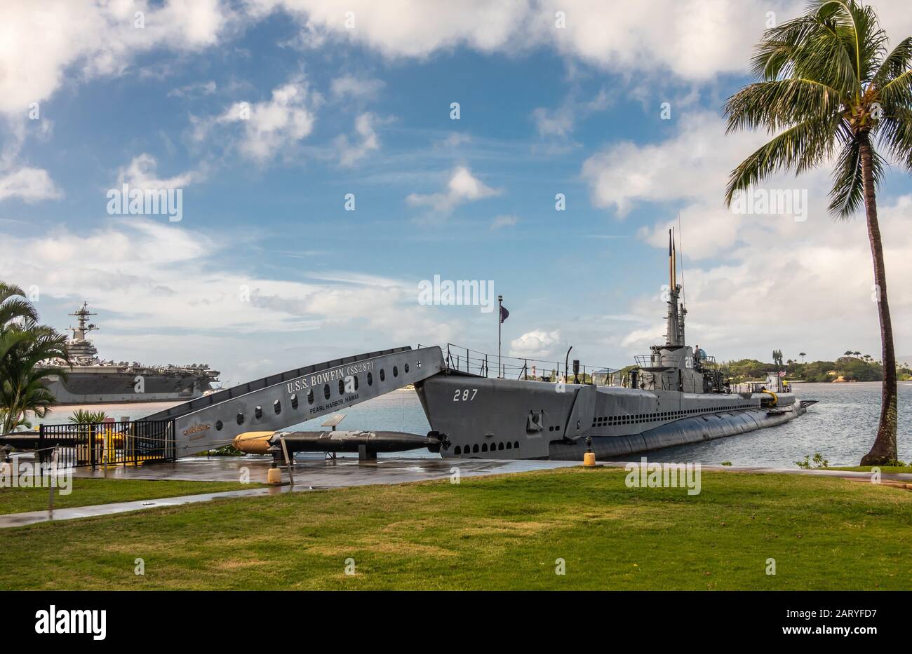 Oahu, Hawaii, USA. - 10. Januar 2020: Pearl Harbor. Langes U-Boot USS Bowfin hält sich unter blauer Wolke aus blauem Wasser. Grüner Rasen auf fron Stockfoto