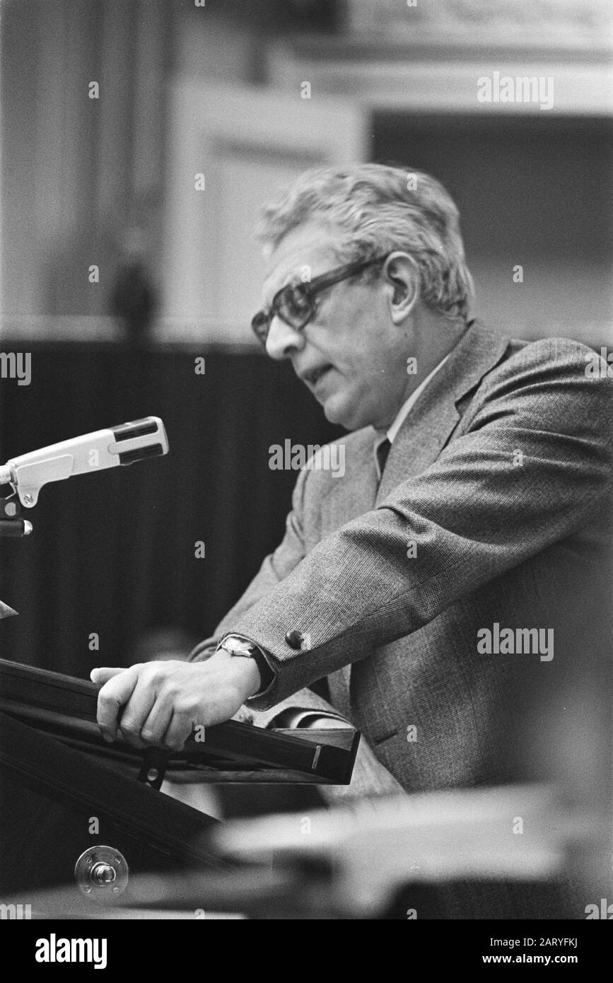 Zweite Kammer: CPN-er Bakker interpelhet Minister Van Agt über Urteile Richter Van Dijk über Streikaktionen; Marcus Bakker sprach/Datum: 10. Februar 1977 Schlüsselwörter: Politik persönlicher Name: Bakker, Marcus, Minister Der Ag Stockfoto