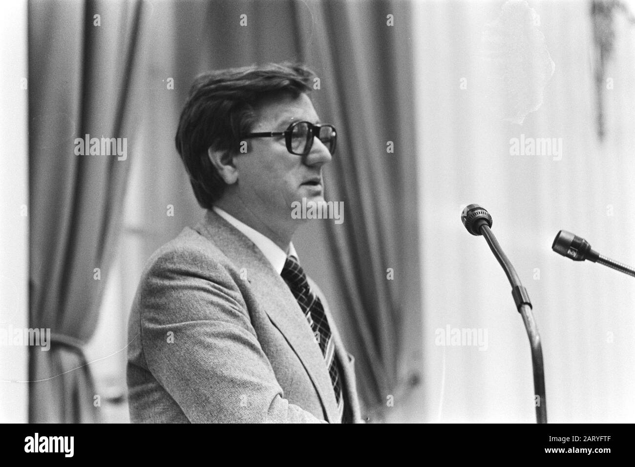 Zweite Kammer: CPN-er Bakker interpelhet Minister Van Agt über Urteile Richter Van Dijk über Streikaktionen; Minister Westerterp bis heute: 10. Februar 1977 Schlüsselwörter: Politik persönlicher Name: Westerterp, Tjerk Stockfoto