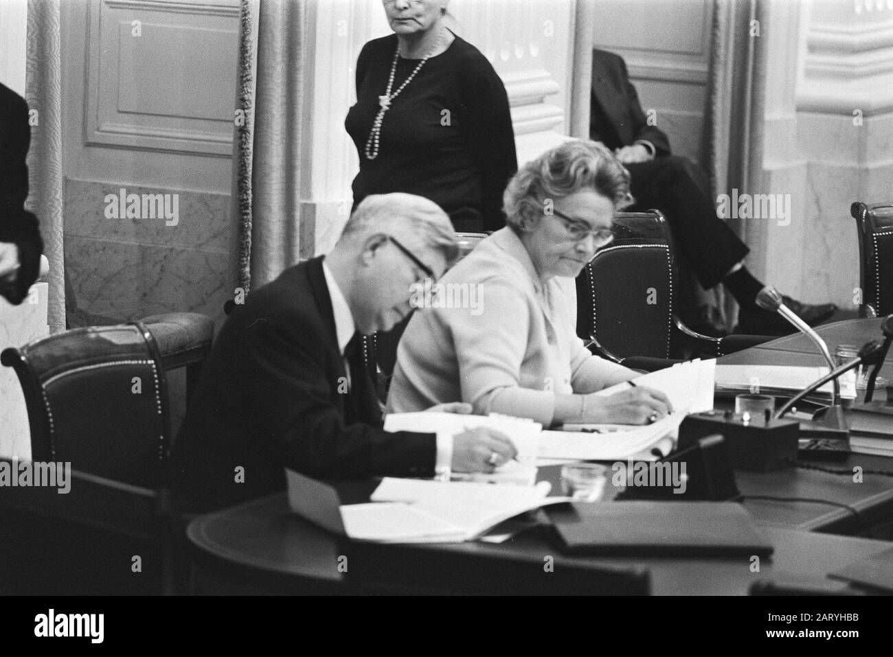 Zweite Kammer: Erinnerung an die Tatsache, dass die Generalstatuen vor 25 Jahren zum ersten Mal nach dem Kriegsdatum zusammenkamen: 17. November 1970 Ort: Den Haag, Zuid-Holland Schlüsselwörter: Name der Gedenkeinrichtung: Haus Stockfoto