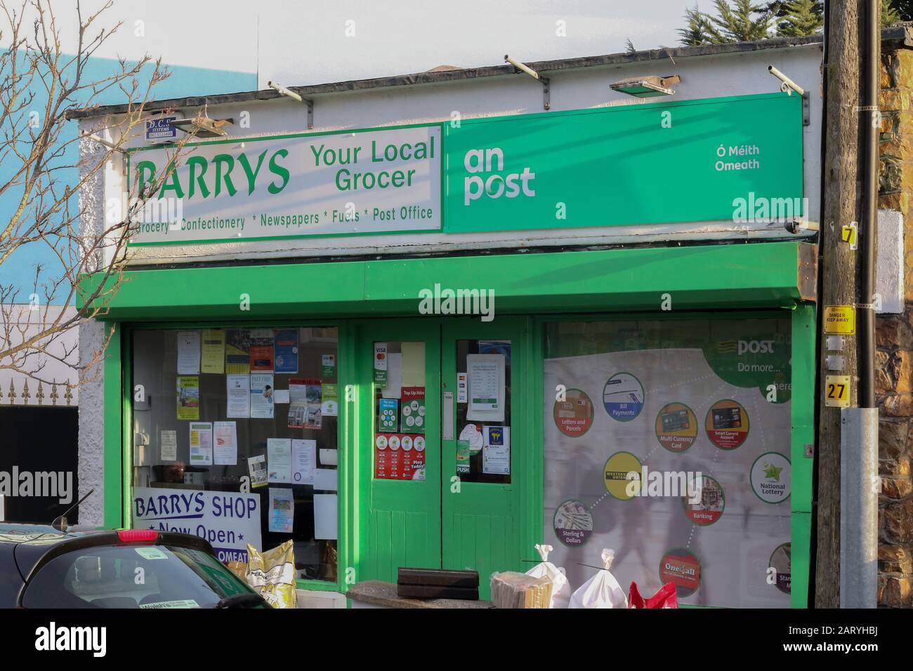 Ein ländliches Postamt (An Post) in Irland an den Ufern von Carlingford Lough im Omeath County Louth. Das Postamt wird vom örtlichen Lebensmittelhändler "Barry's" geleitet. Stockfoto