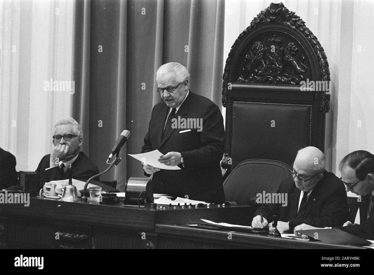 Zweite Kammer: Erinnerung an die Tatsache, dass die Generalstatuen vor 25 Jahren nach dem Krieg zum ersten Mal zusammentrafen; Van Thiel Datum: 17. November 1970 Ort: Den Haag, Zuid-Holland Schlüsselwörter: Gedenkfeiern Stockfoto